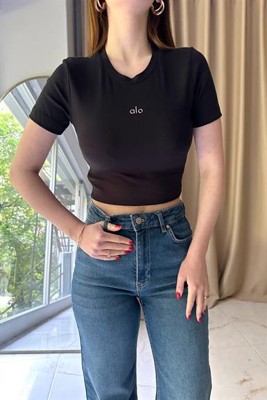 BİSİKLET YAKA NAKIŞ DETAY CROP TSHIRT
