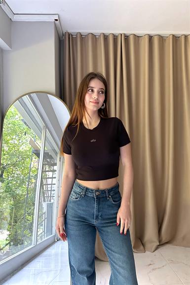 BİSİKLET YAKA NAKIŞ DETAY CROP TSHIRT