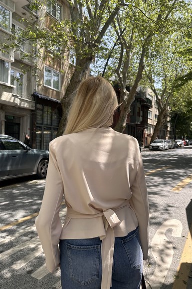 BELİ PİLE DETAY BAĞCIKLI CEKET
