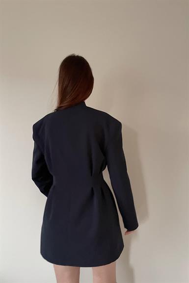 DÜŞÜK OMUZLU BELİ PİLELİ CEKET