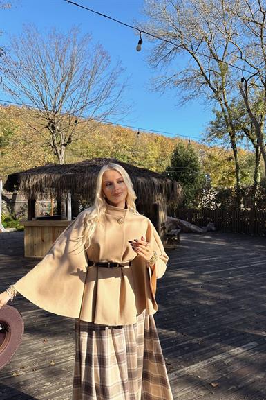 HAKİM YAKA KEMER DETAYLI KAŞE PANÇO