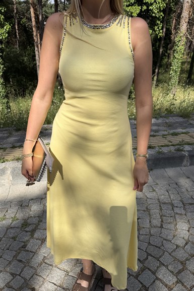 AKSESUAR DETAY UZUN ÖRME ELBİSE