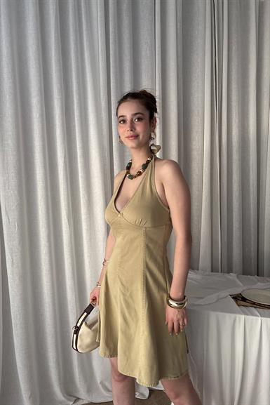 ARKA BÖLÜMÜ LASTİKLİ KISA ELBİSE