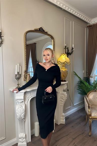 BARDOT YAKA AKSESUAR DETAYLI ELBİSE