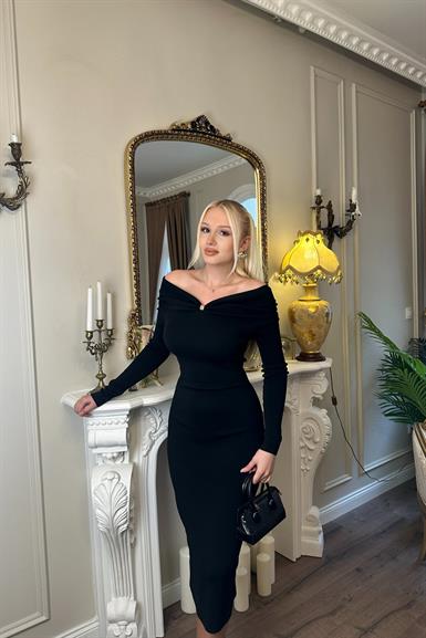 BARDOT YAKA AKSESUAR DETAYLI ELBİSE