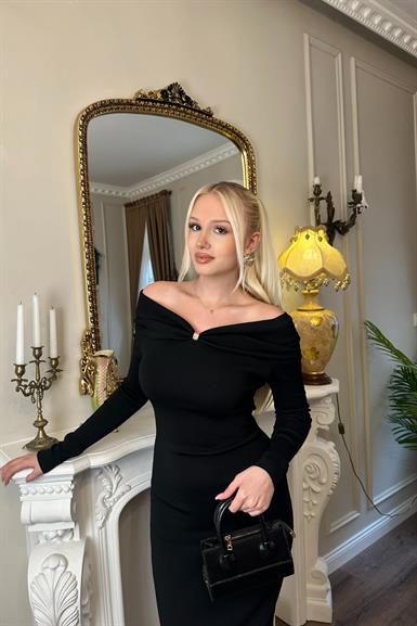 BARDOT YAKA AKSESUAR DETAYLI ELBİSE