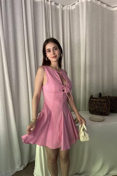 KLOŞ ETEKLİ FİYONKLU KISA ELBİSE