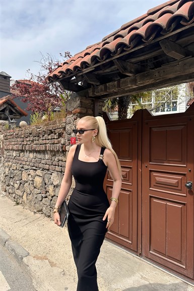 OMUZ AKSESUARLI KARE YAKA ÖRME ELBİSE