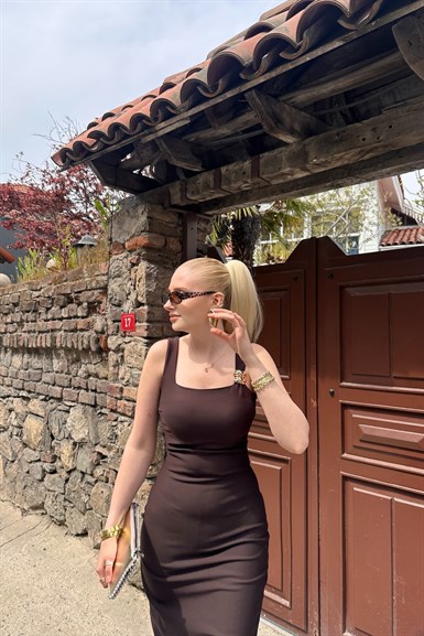 OMUZ AKSESUARLI KARE YAKA ÖRME ELBİSE