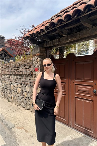 OMUZ AKSESUARLI KARE YAKA ÖRME ELBİSE