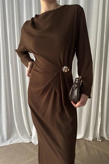 OMUZ VE BEL PİLELİ TOKA DETAYLI ELBİSE