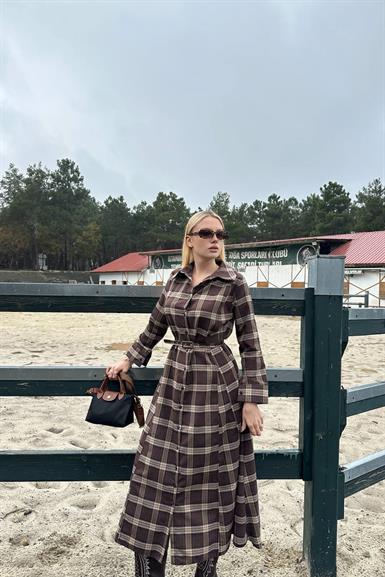ÖN DÜĞMELİ KEMERLİ EKOSE ELBİSE