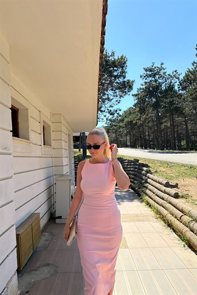 VÜCUDA OTURAN MİDİ ELBİSE