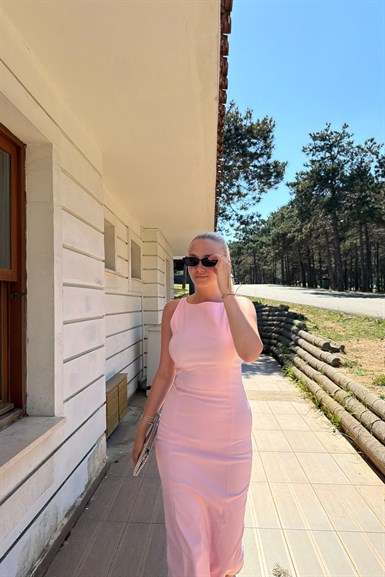 VÜCUDA OTURAN MİDİ ELBİSE