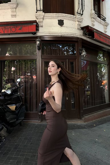VÜCUDA OTURAN MİDİ ELBİSE