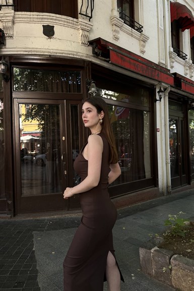 VÜCUDA OTURAN MİDİ ELBİSE