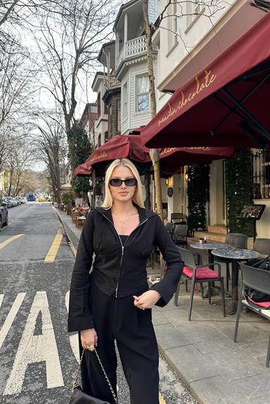 GÖĞÜS BÜZGÜ DETAYLI FERMUARLI BLUZ