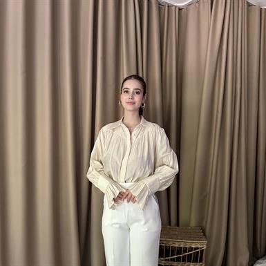 GÖĞÜS VE MANŞETİ BÜZGÜ DETAYLI BLUZ