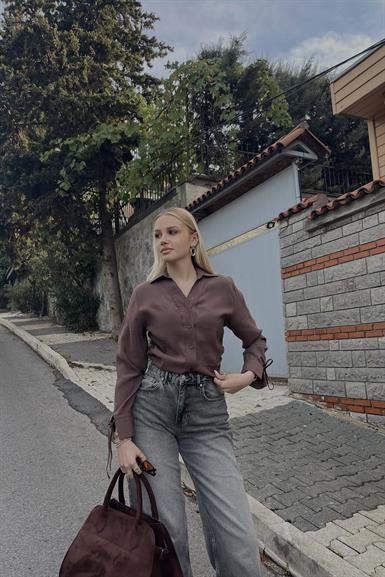 YAN BÜZGÜ DETAYLI KOL UCU BAĞCIKLI GÖMLEK