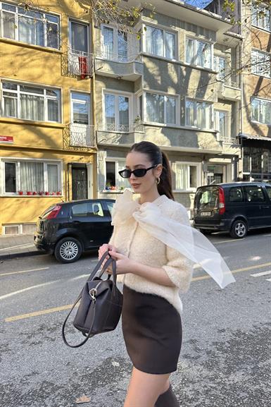 BİSİKLET YAKA KUMAŞ BAĞLAMA DETAYLI DÜĞMELİ TRIKO HIRKA