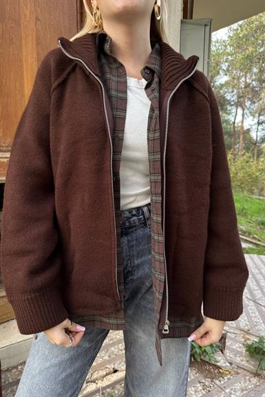 DİK YAKA FERMUAR DETAY HIRKA