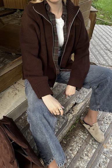 DİK YAKA FERMUAR DETAY HIRKA
