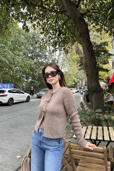 İNCİ FİYONK AKSESUARLI TRIKO HIRKA