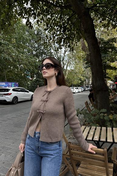 İNCİ FİYONK AKSESUARLI TRIKO HIRKA