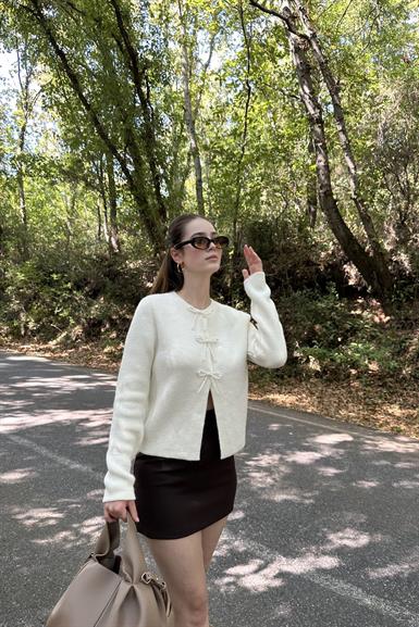 İNCİ FİYONK AKSESUARLI TRIKO HIRKA
