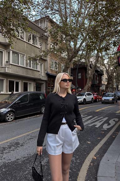 İNCİ FİYONK AKSESUARLI TRIKO HIRKA