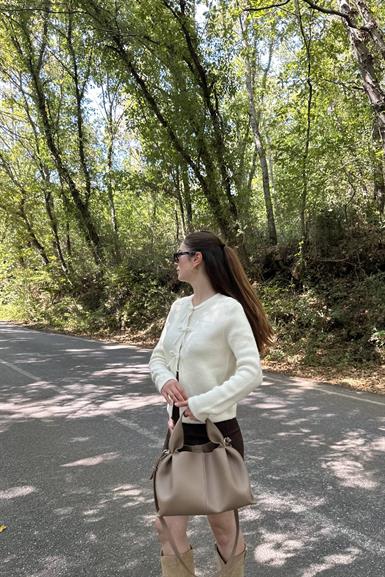 İNCİ FİYONK AKSESUARLI TRIKO HIRKA