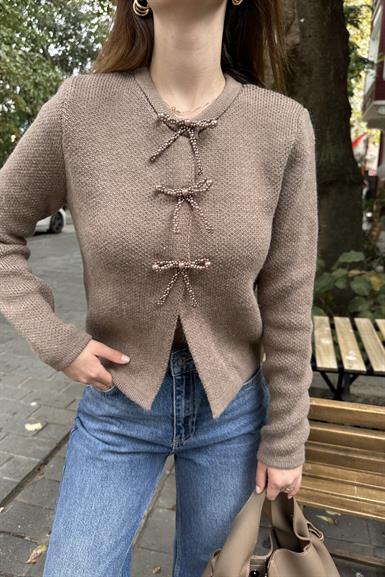 İNCİ FİYONK AKSESUARLI TRIKO HIRKA