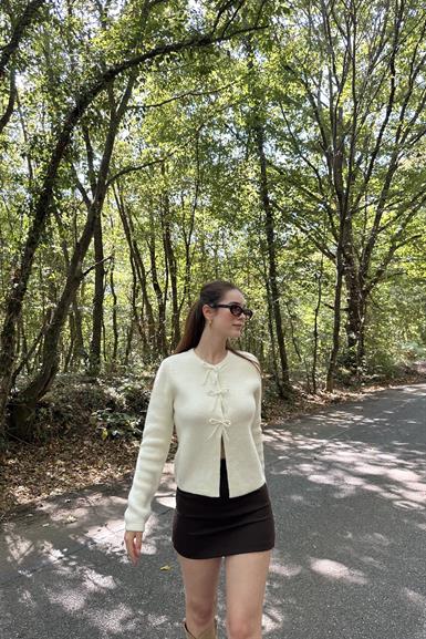 İNCİ FİYONK AKSESUARLI TRIKO HIRKA