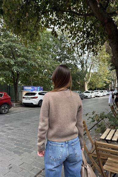 İNCİ FİYONK AKSESUARLI TRIKO HIRKA