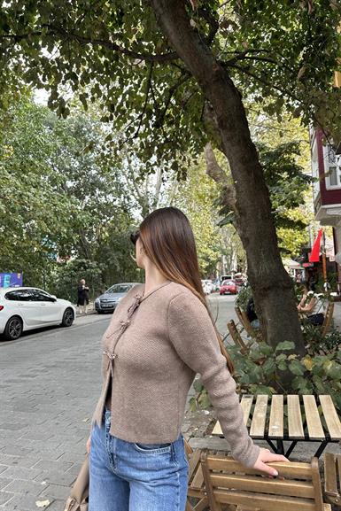 İNCİ FİYONK AKSESUARLI TRIKO HIRKA