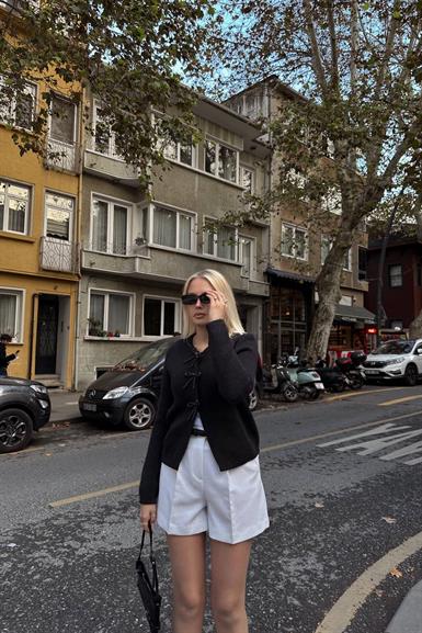 İNCİ FİYONK AKSESUARLI TRIKO HIRKA