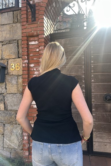 KISA KOL ÖNÜ BÜZGÜ DETAY TRIKO HIRKA