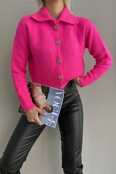 YAKALI TAŞ DÜĞMELİ CROP HIRKA