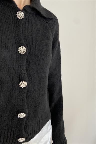 YAKALI TAŞ DÜĞMELİ CROP HIRKA