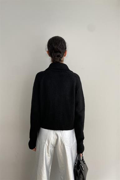 YAKALI TAŞ DÜĞMELİ CROP HIRKA