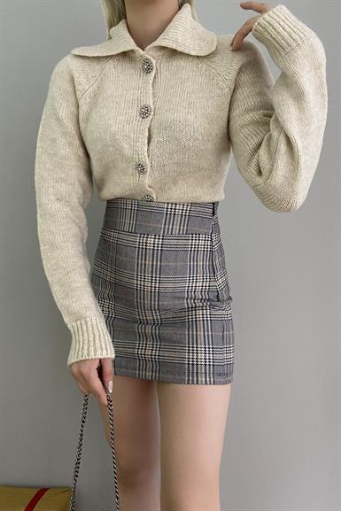 YAKALI TAŞ DÜĞMELİ CROP HIRKA