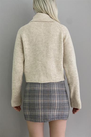 YAKALI TAŞ DÜĞMELİ CROP HIRKA