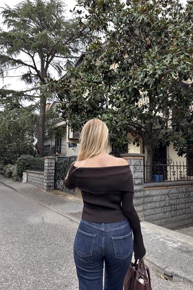 BARDOT YAKA KOL YIRTMAÇ DETAYLI FERMUARLI TRIKO