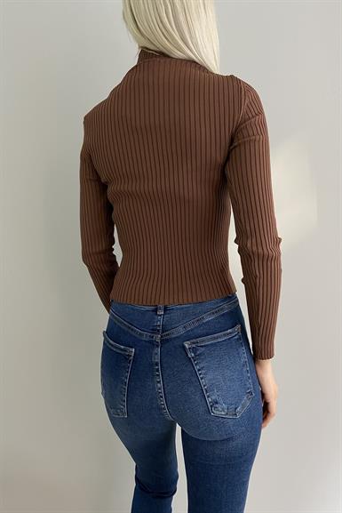 DİK YAKA ACURLU TAŞLI TRIKO