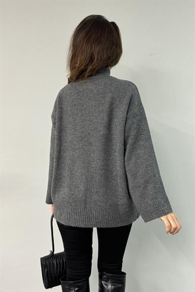 DİK YAKA OVERSIZE TRIKO KAZAK