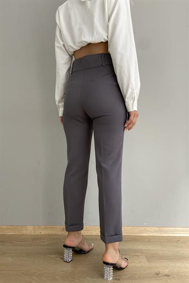 KEMERİ TEK PİLE DUBLE PAÇA PANTOLON
