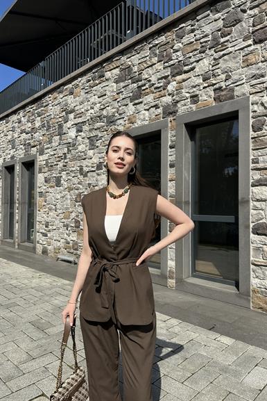 BEL KUŞAK DETAYLI YELEKLİ  PANTLON TAKIM