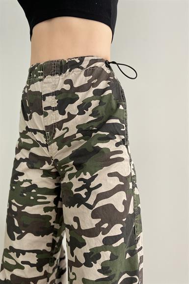PAÇA BÜZGÜLÜ KAMUFLAJ PANTALON
