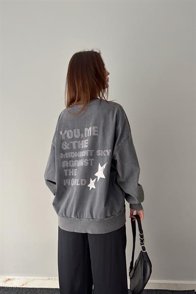 BASKI VE TAŞ DETAYLI YIKAMALI SWEATSHIRT