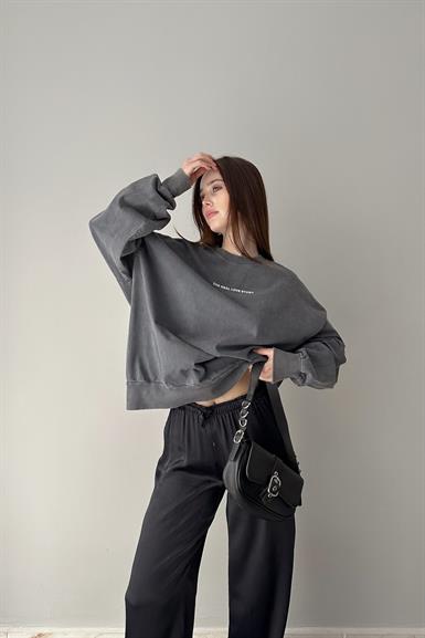 BASKI VE TAŞ DETAYLI YIKAMALI SWEATSHIRT